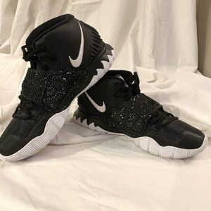 Men's Basketball Shoe Kyrie 6